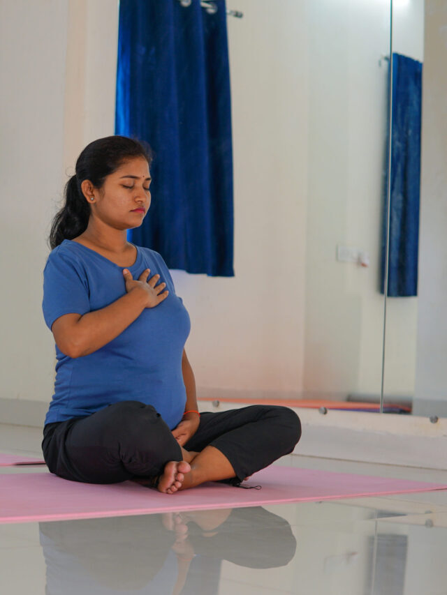 5 reasons why pregnancy yoga is beneficial.